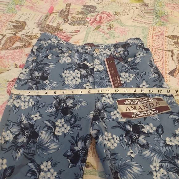 4 for $25- NWT Gloria Vanderbilt Capris, Size 8 - Picture 5 of 11